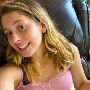 Meet your Posher, Hallie! 🧚🏻‍♀️